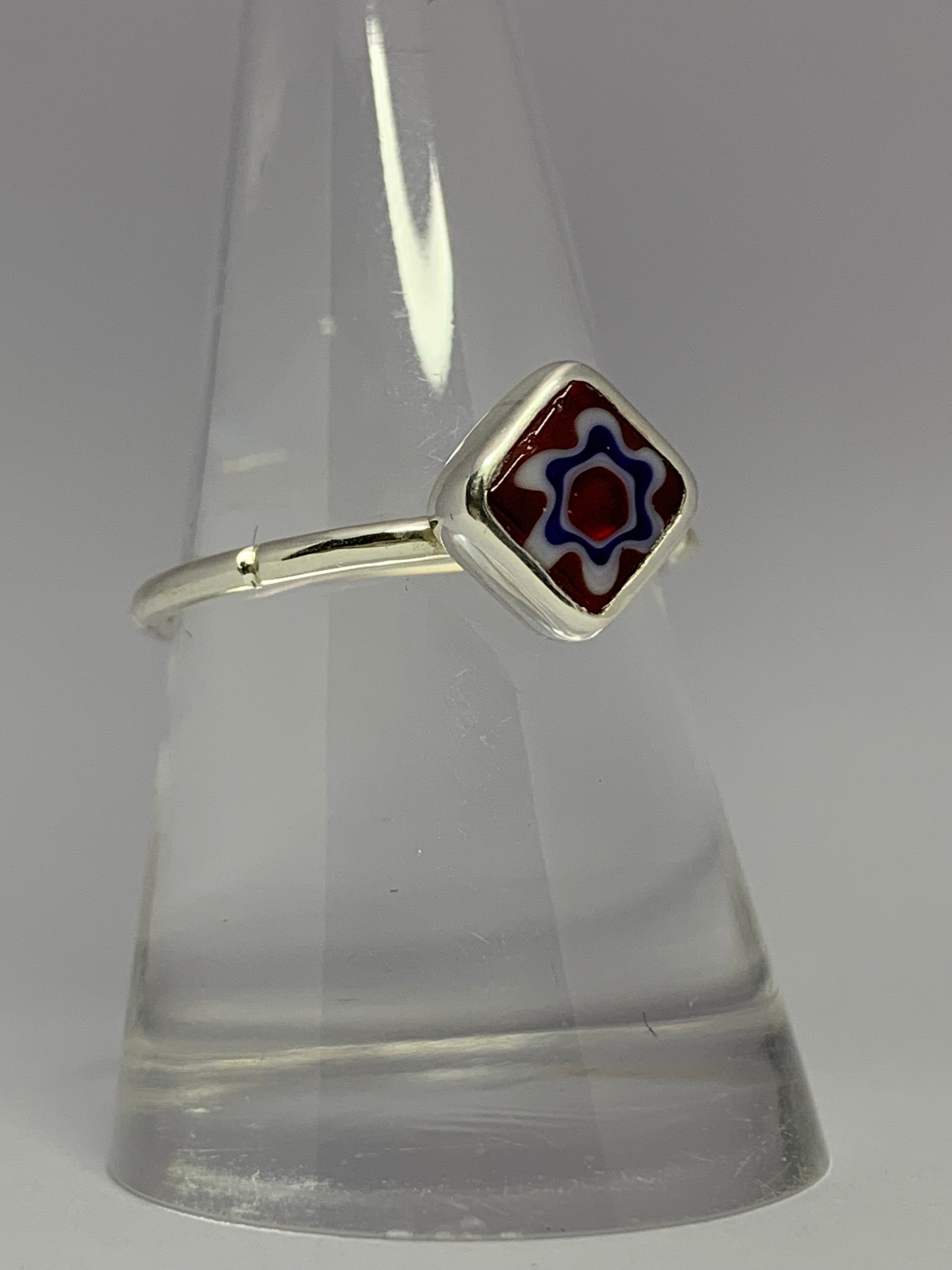 Sortija con rojo y azul