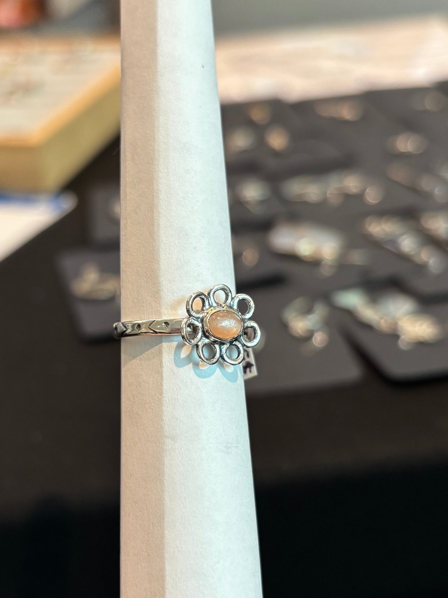 Flor de moonstone ajustable